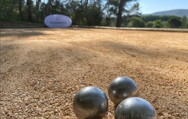 Partagez une partie de pétanque