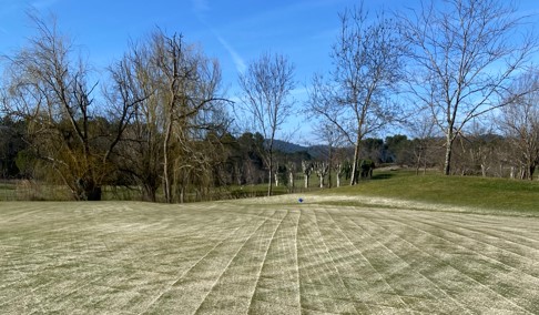 Aération des greens au Golf Sainte Baume : un entretien essentiel pour des surfaces de jeu de qualité. - Open Golf Club