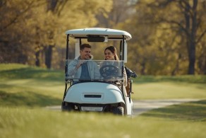 1h00 de visite guidée du parcours en voiturette électrique,