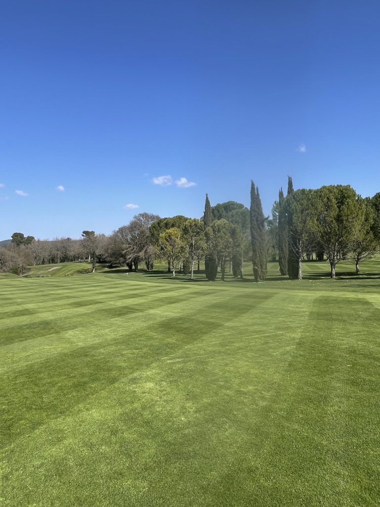 Le réveil du vivant : quand le gazon reprend vie au Golf Sainte Baume