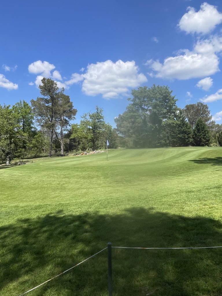 Le réveil du vivant : quand le gazon reprend vie au Golf Sainte Baume